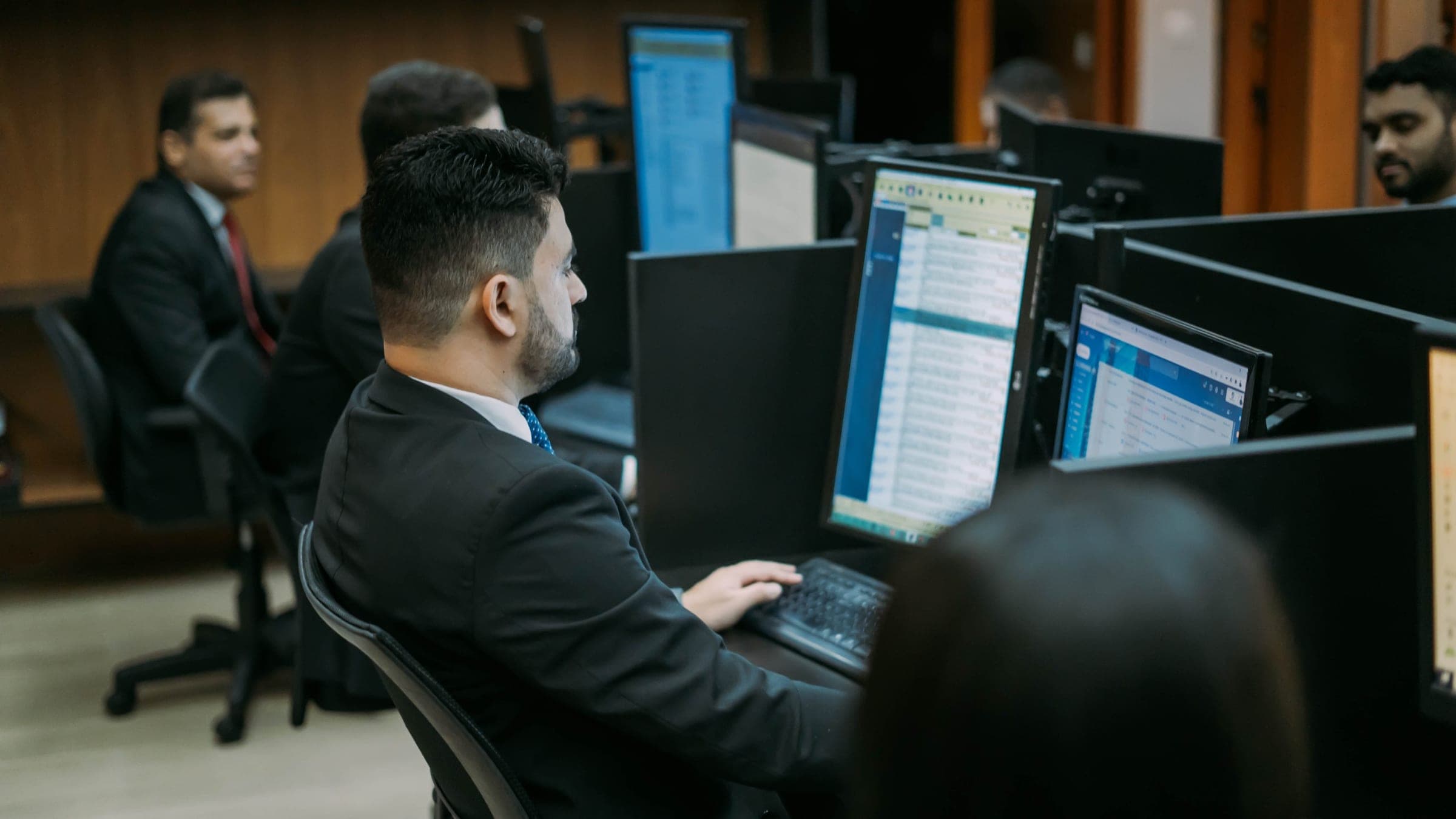 Advogados trabalhando em uma sala do escritório