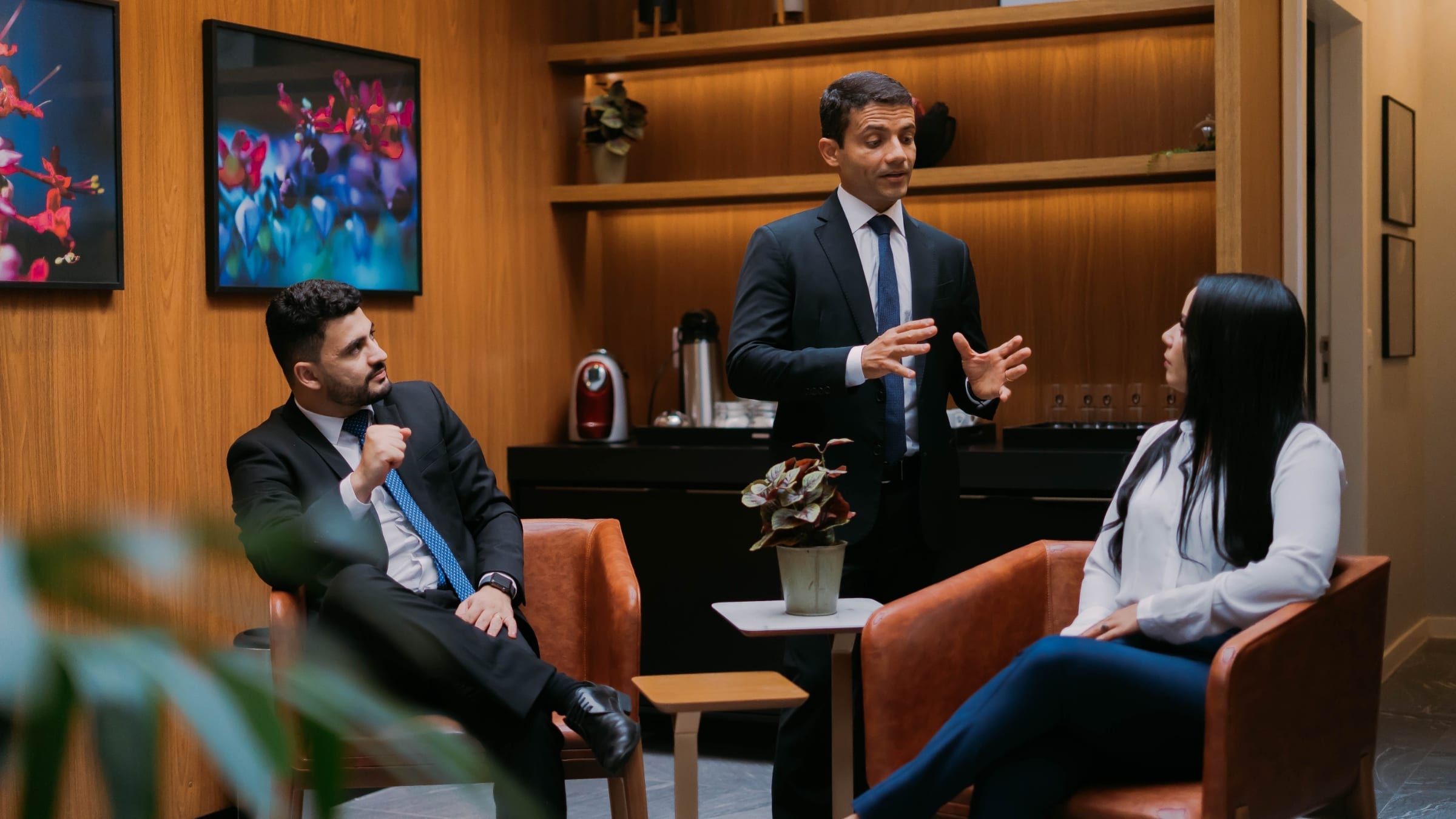 Advogados em reunião, em torno de uma mesa